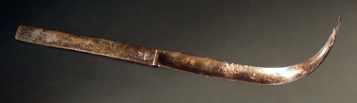 Strigilis mit rechteckigem geradem Griff, auf dem späte Ornamente einge......iert und eingestempelt