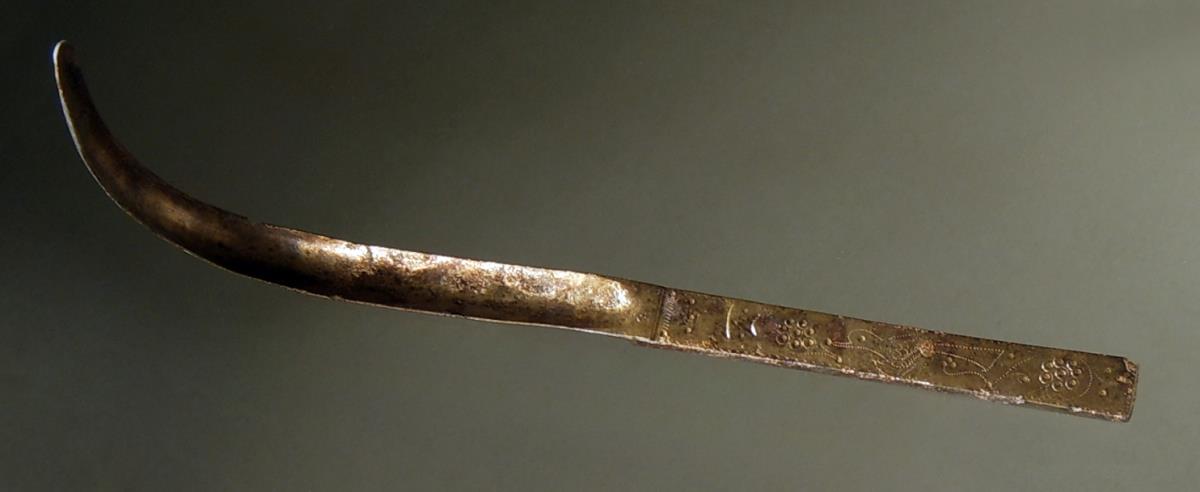 Strigilis (wie Misc. 8490) mit etwas verschiedener Ornamentierung