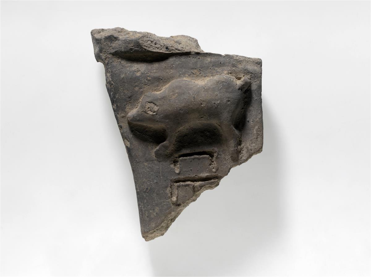 Fragment einer "Iovila-Stele" mit einem Schwein und oskischer Inschrift