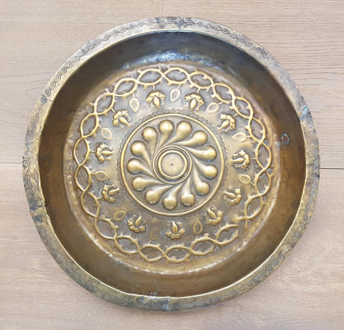 Omphalos-Schüssel mit Fischblasenornament und Wellenranke