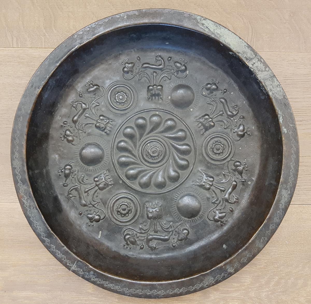 Omphalos-Schüssel mit Fischblasenornament und Einhörnern