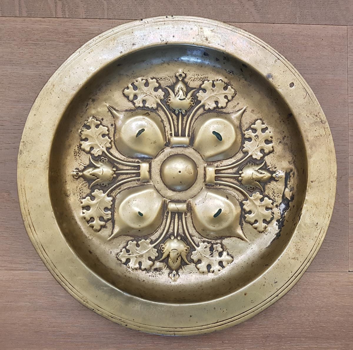 Omphalos-Schüssel mit Vierblatt und Laubwerk