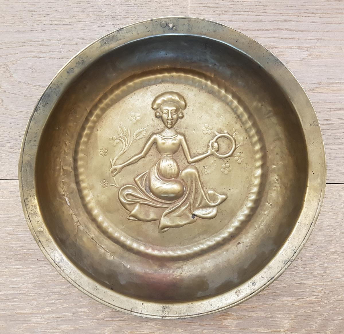 Sitzende Dame mit Blütenkranz und Zweig