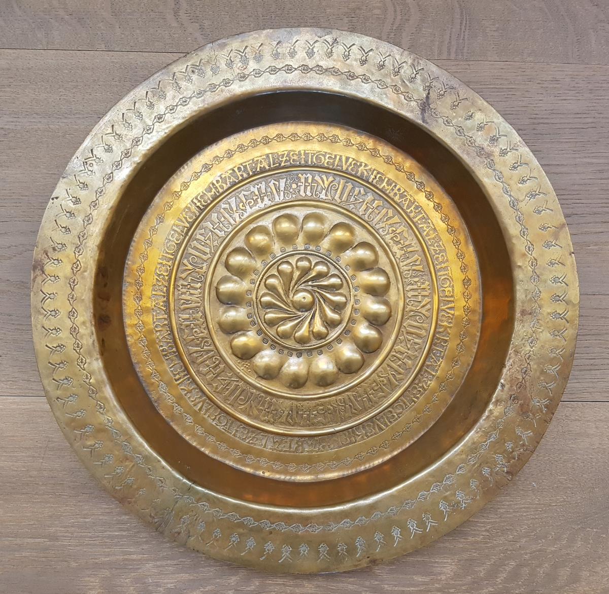 Omphalos-Schüssel mit Fischblasendekor und Schriftbändern
