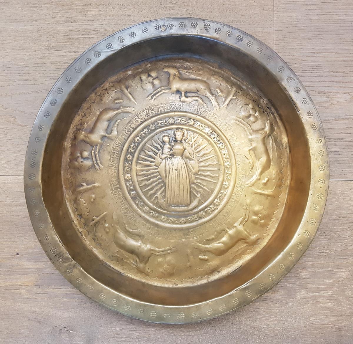 Mondsichelmadonna und gehetzte Hirsche