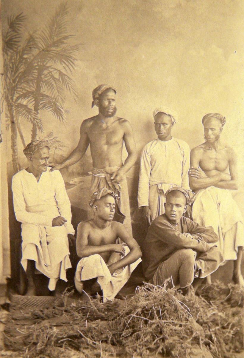 Sinhalesen in Maldiwischer Tracht