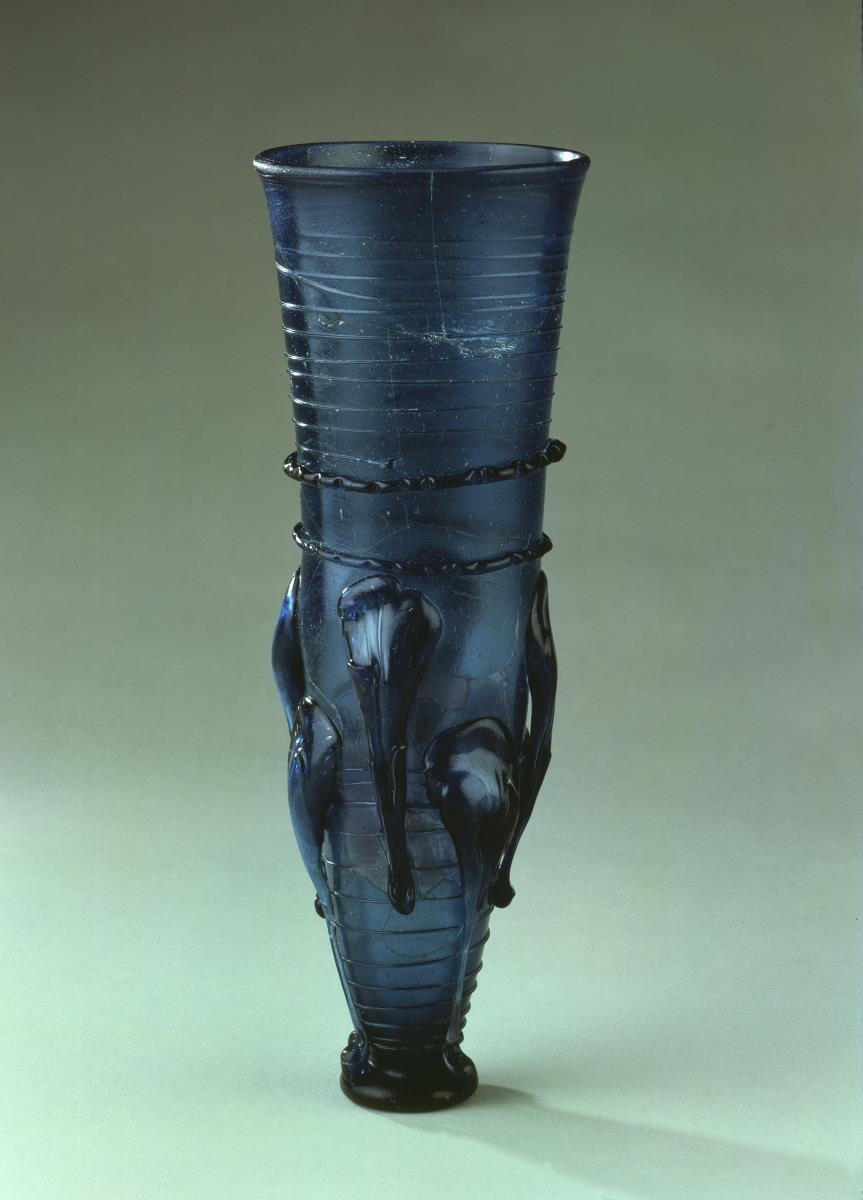 Rüsselbecher in gestreckter Form