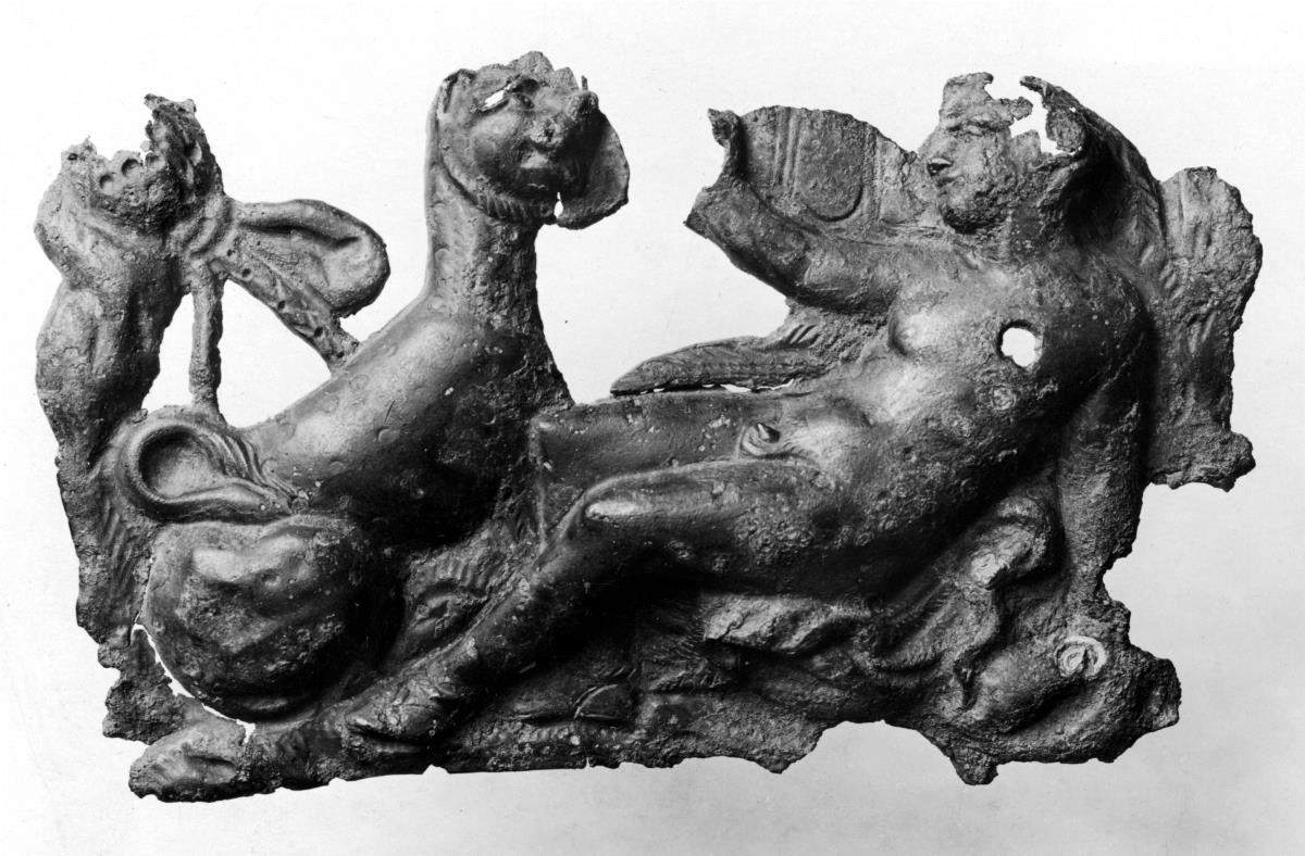 Relief ohne Hintergrund: Jugendlicher Satyr gelagert, vor ihm sitzender Panther