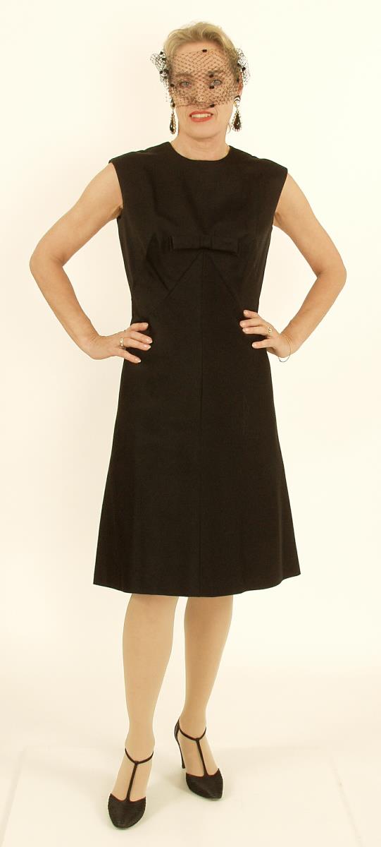 Schwarzes Cocktailkleid mit kleiner Schleife
