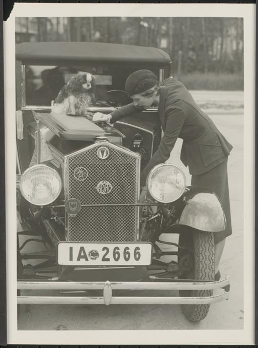Frau beim Reparieren ihres Autos