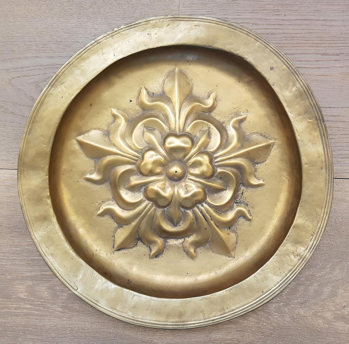 Omphalos-Schüssel mit Rosette und fünf radialen Lilien
