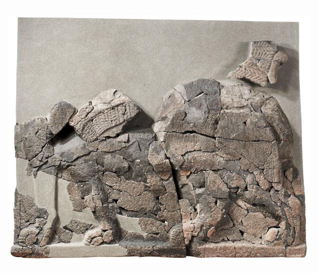 Nach links schreitende Sphinx (Orthostat)