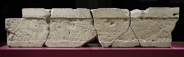 Türsturz des mittleren Portals vom byzantinischen Umbau des Markttores von Milet mit Bauinschrift des Kaisers Justinian