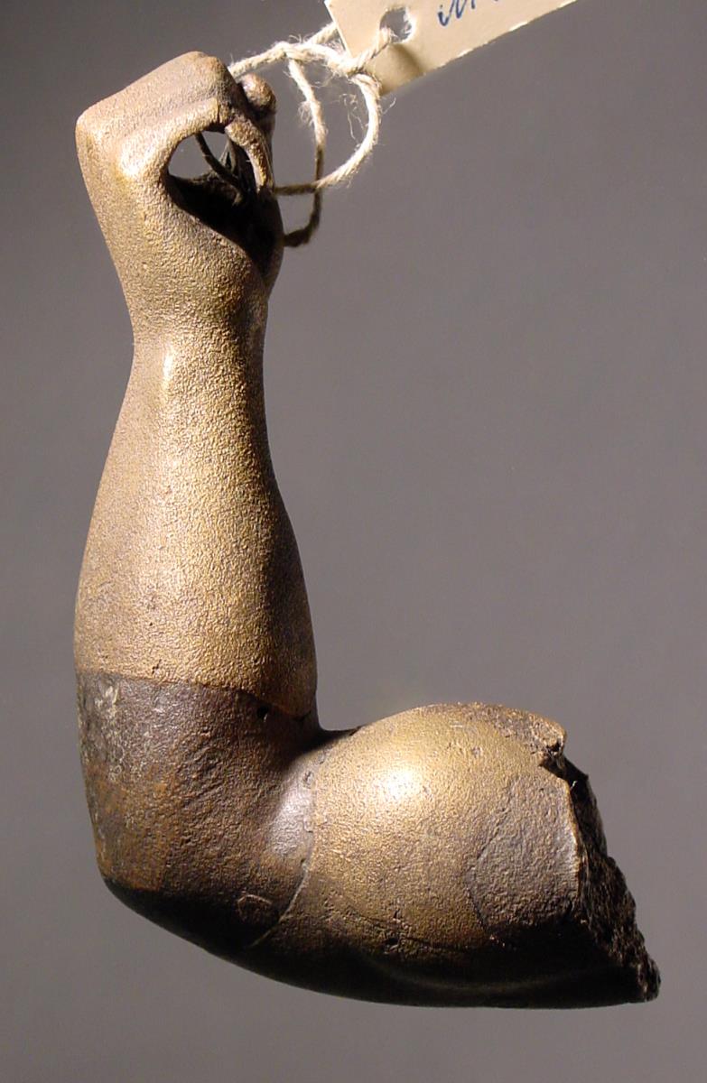 Fragment: männlicher rechter Arm mit geballter Faust, wohl von einer vermutlich frühklassischen Statuette des Herakles oder Zeus