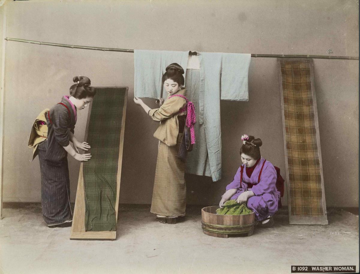 Frauen beim Waschen von Kleidern