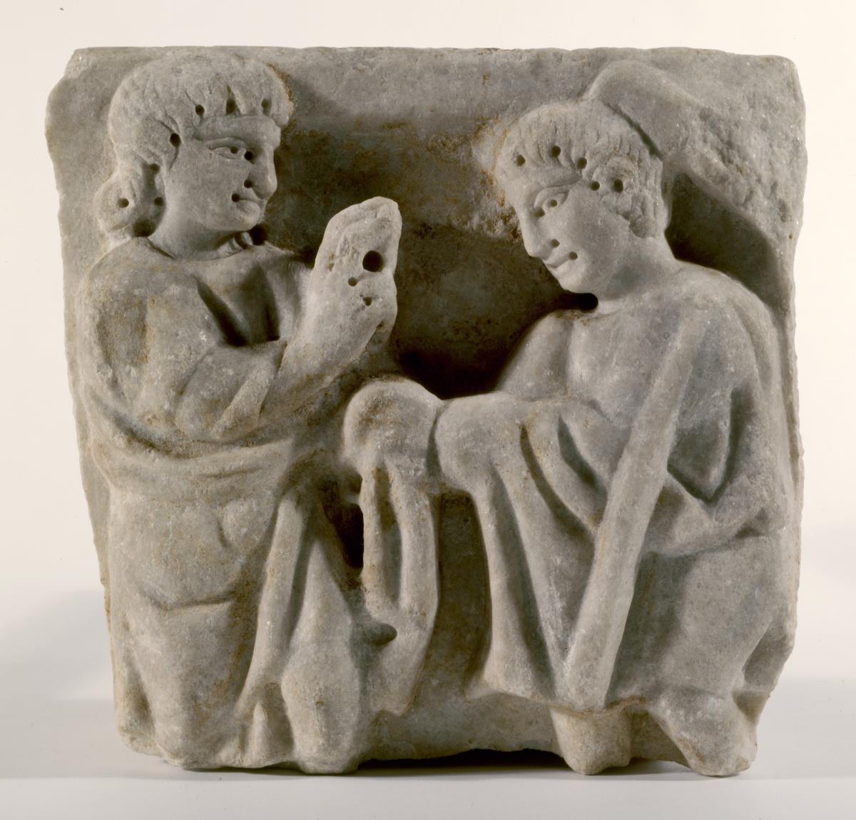 Fragment eines Sarkophagdeckels