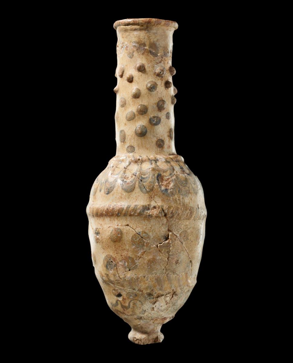 Glasflasche mit hohem schlanken Hals und Knopffuß