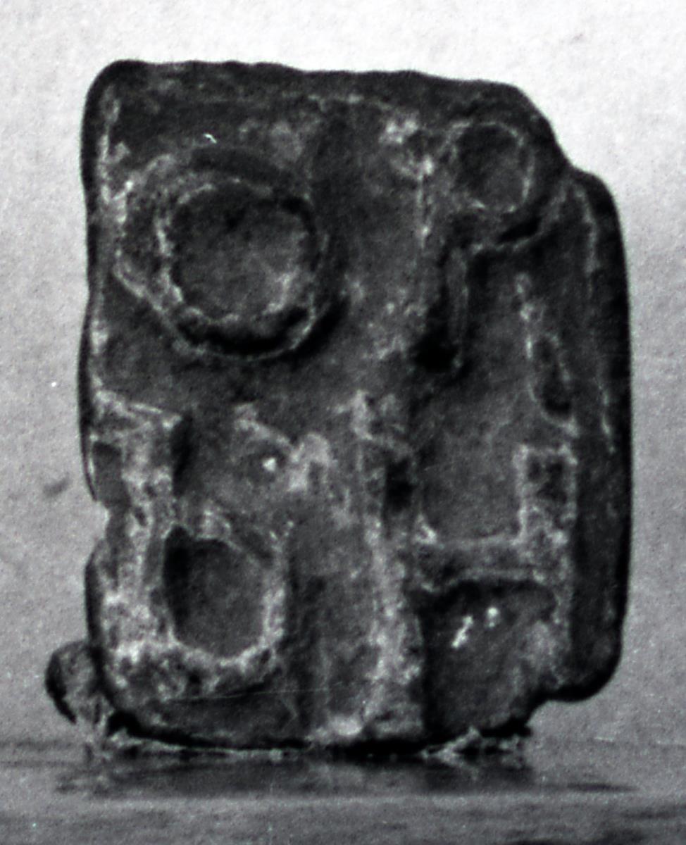 Viereckiges Plättchen (Fragment eines Stempels ?) mit lateinischer Inschrift: PHOR (?)