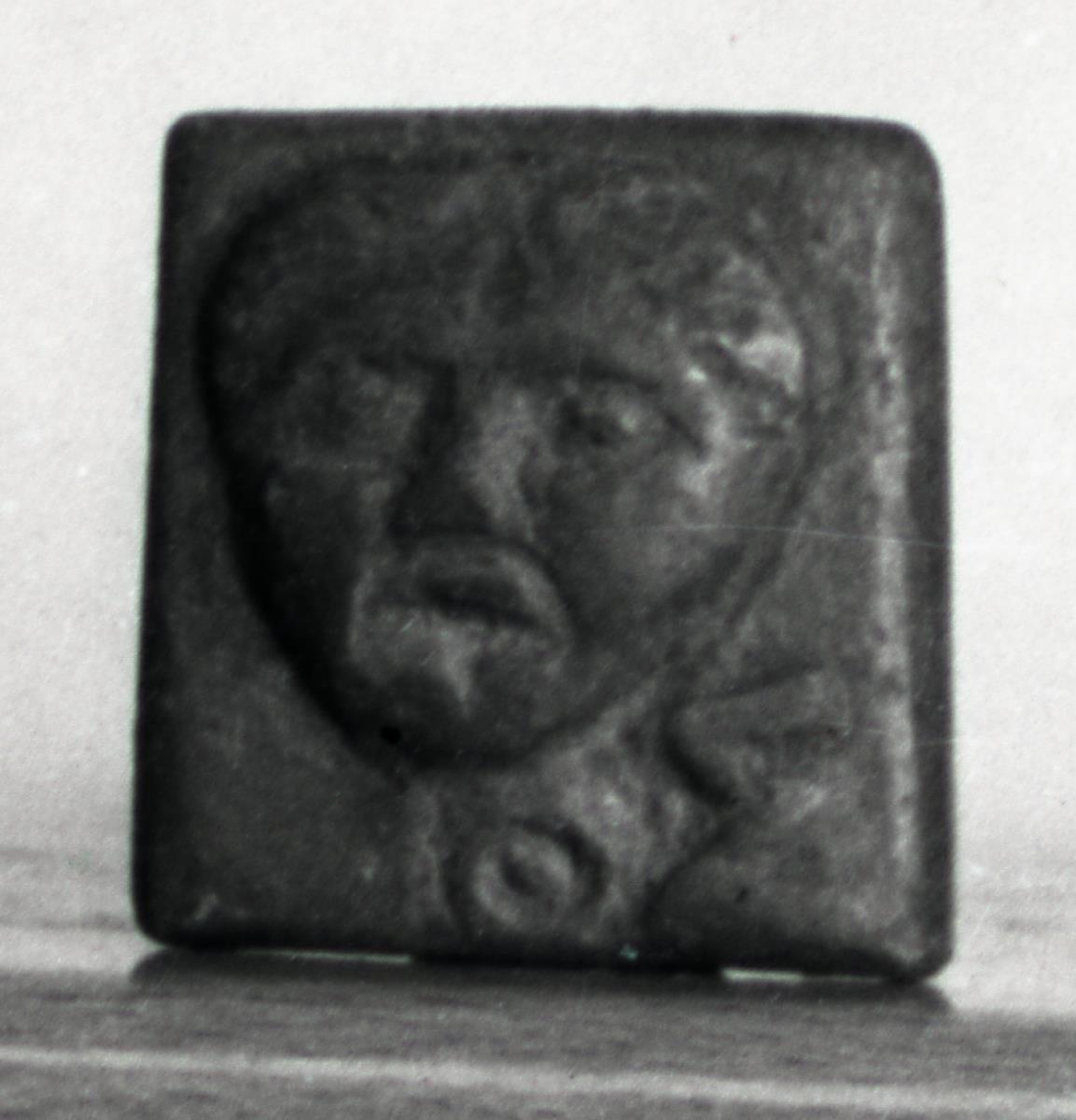 Kleines Gewicht; in Relief Gorgoneion und die griechischen Buchstaben ΘΣ