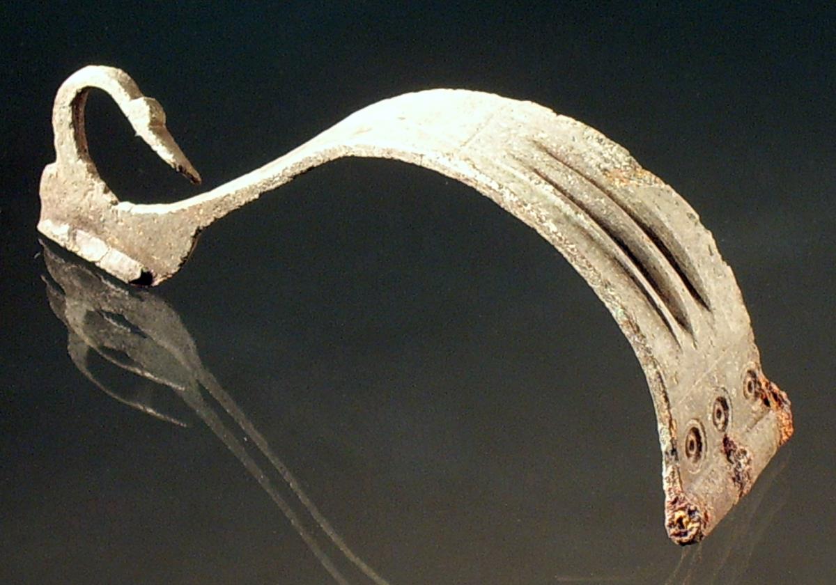 Frührömische, aus La Tène-Fibel entwickelte Scharnierfibel