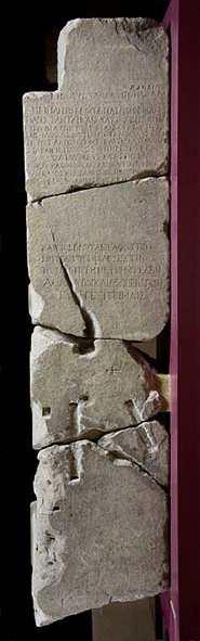 Türpfosten eines unbekannten Gebäudes mit Orakelinschrift