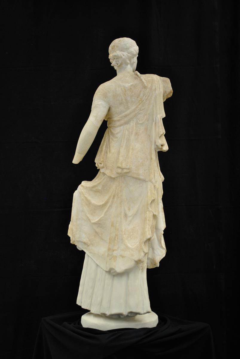 Mädchenfigur in archaistischem Stil: sog. Tänzerin (Gerät- oder Leuchterträgerin)