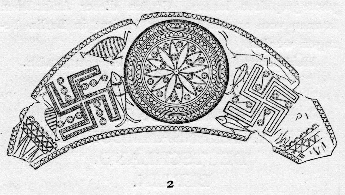 Halbmondförmige geometrische Fibel mit eingravierten Rosetten und Hakenkreuzen