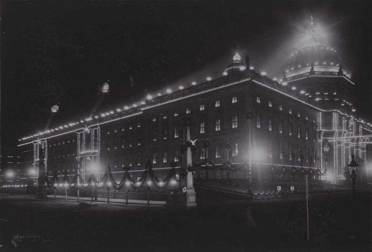 Berlin, illuminiertes Stadtschloss bei Nacht