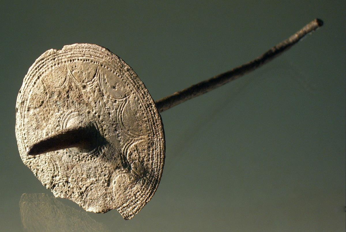"Kerzenträger (Scheibe mit graffiertem Rande und Dorn; Stiel unten gebogen zum Halten in der Hand)"; eine große Gewandnadel