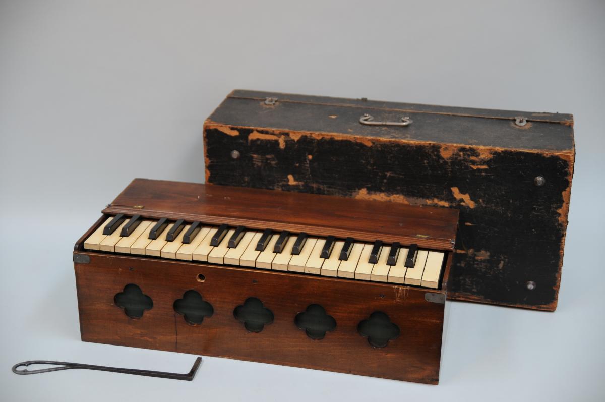 Tischharmonium