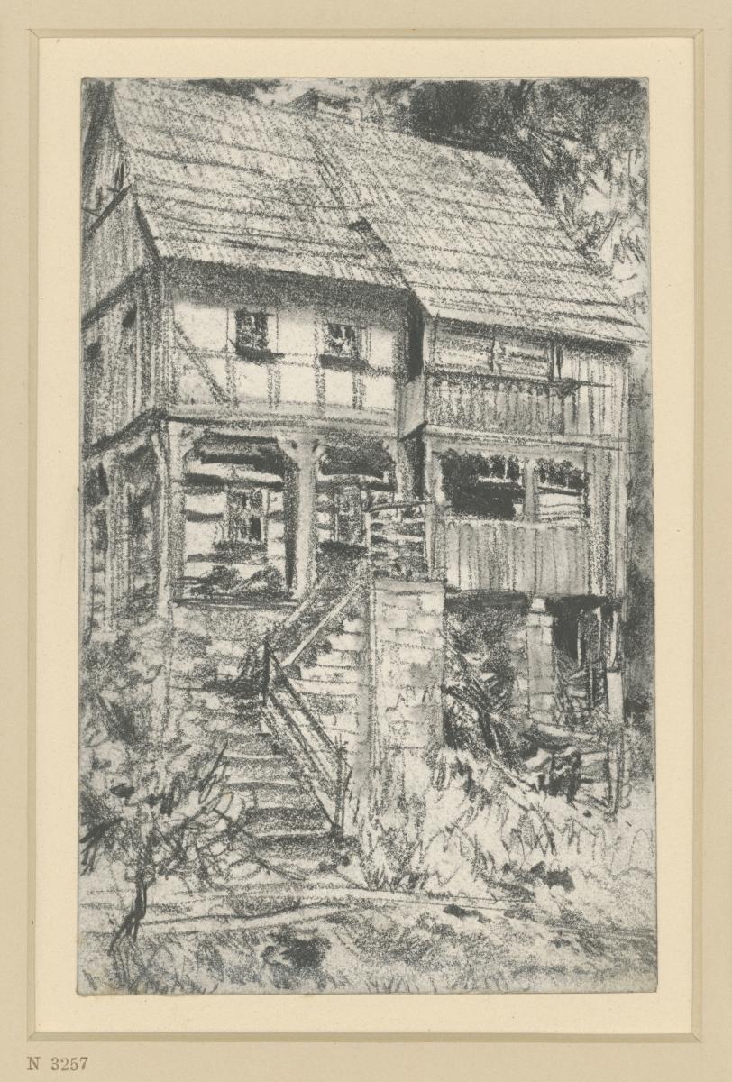 Umgebindehaus in Herrnskretschen mit Felsen im Hintergrund