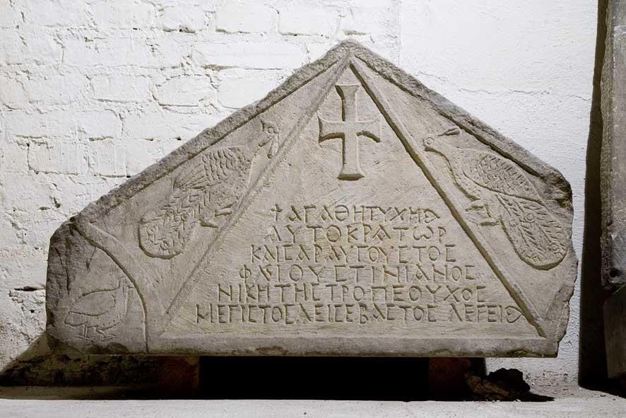 Präskript zu einem kaiserlichen Erlass (Giebel einer Stele)