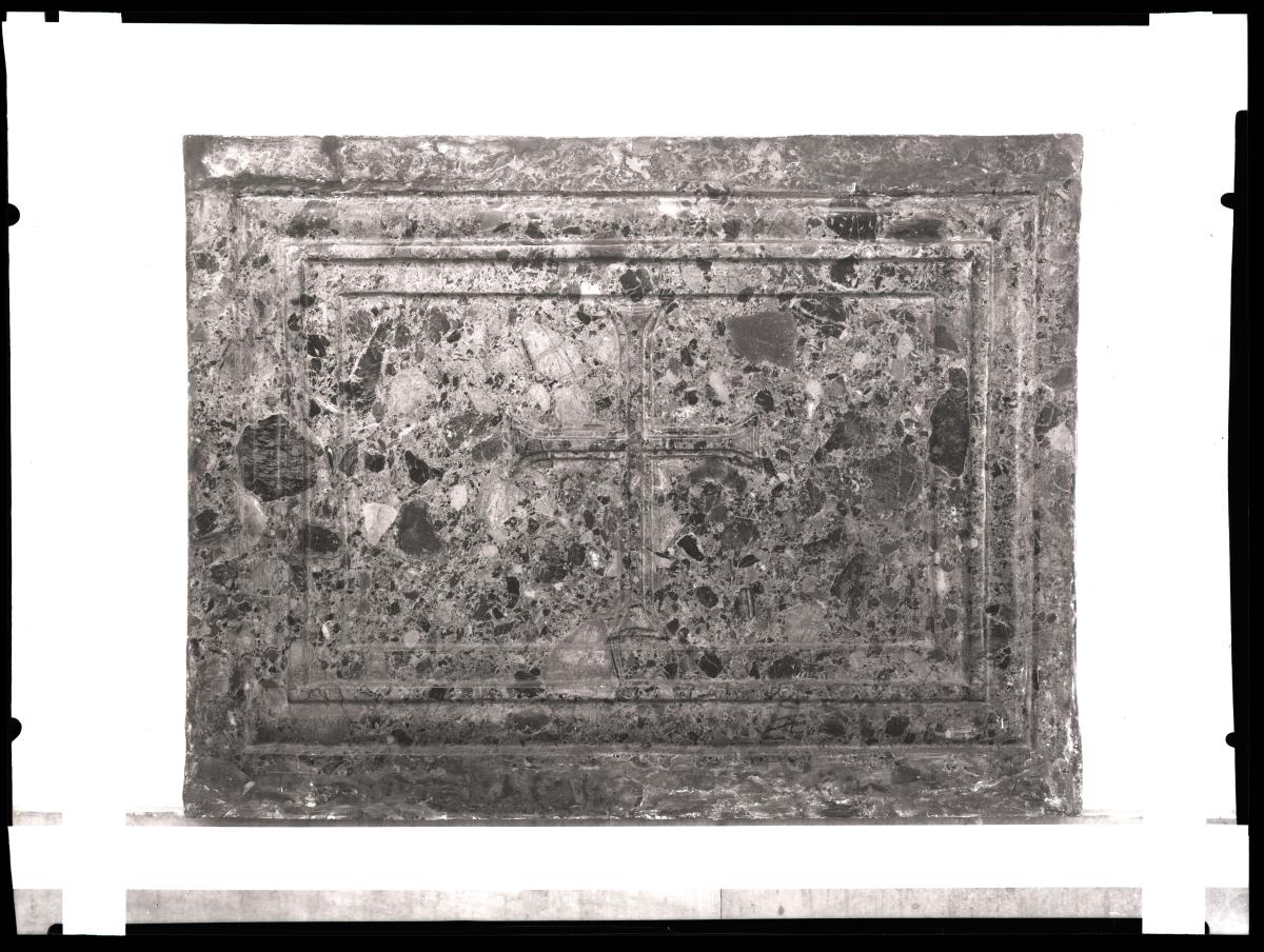 Schrankenplatte oder Wandverkleidung mit lateinischem Kreuz