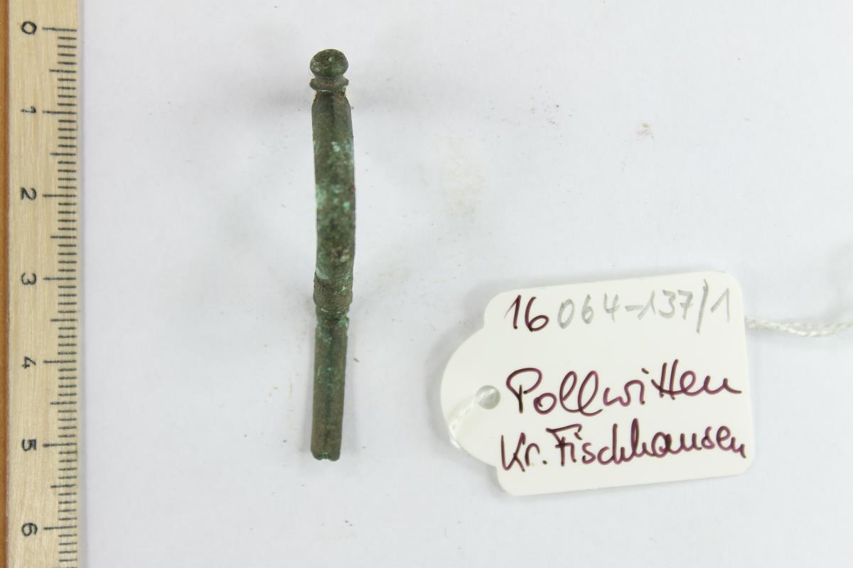 Fibel mit umgeschlagenem Fuß