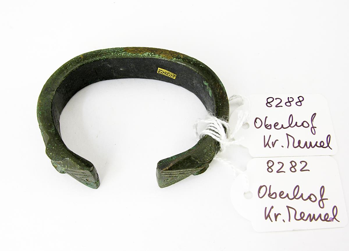 Armring mit Tierkopfenden