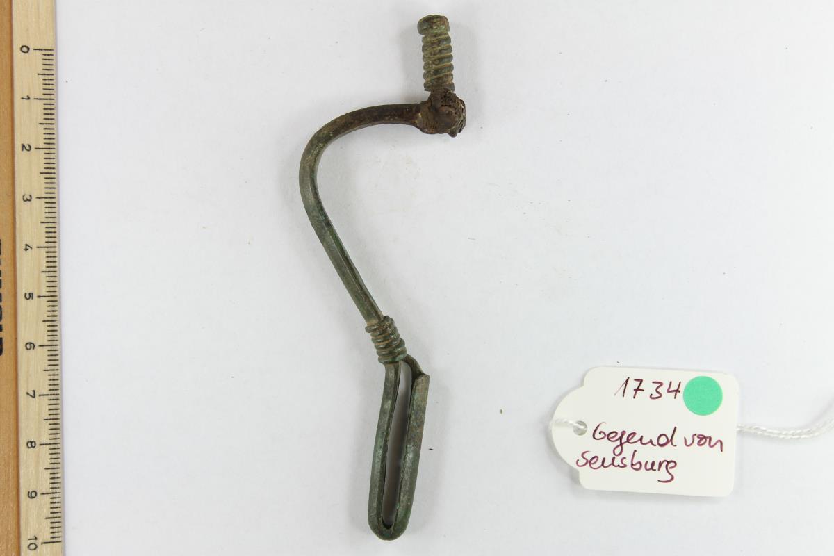 Fibel mit umgeschlagenem Fuß