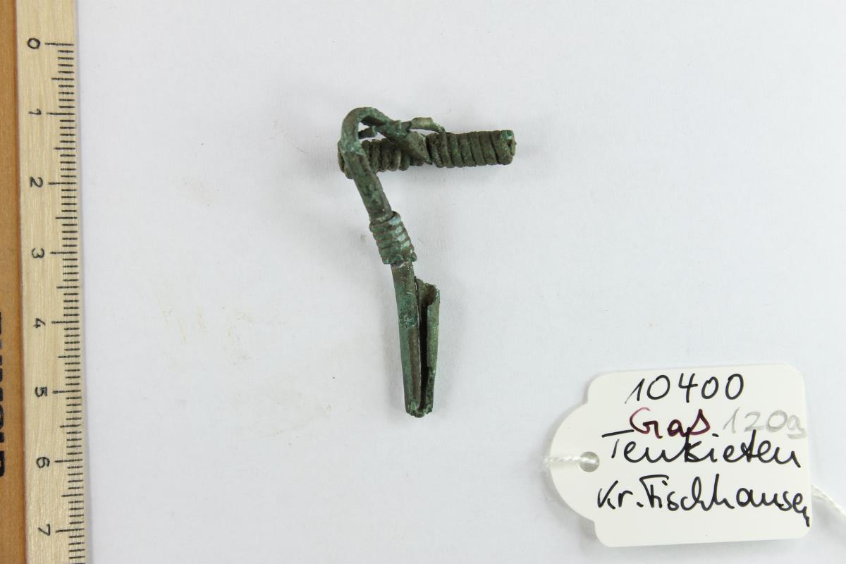 Fibel mit umgeschlagenem Fuß