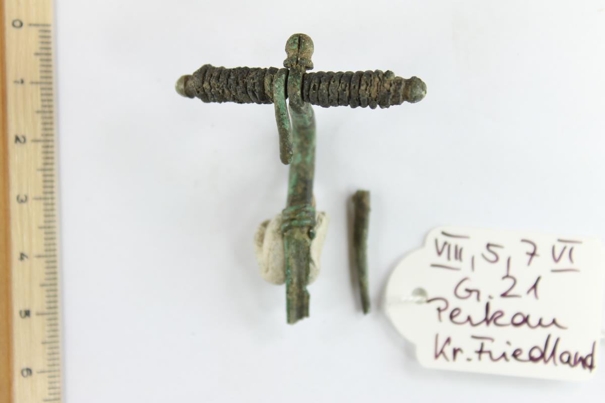 Fibel mit umgeschlagenem Fuß