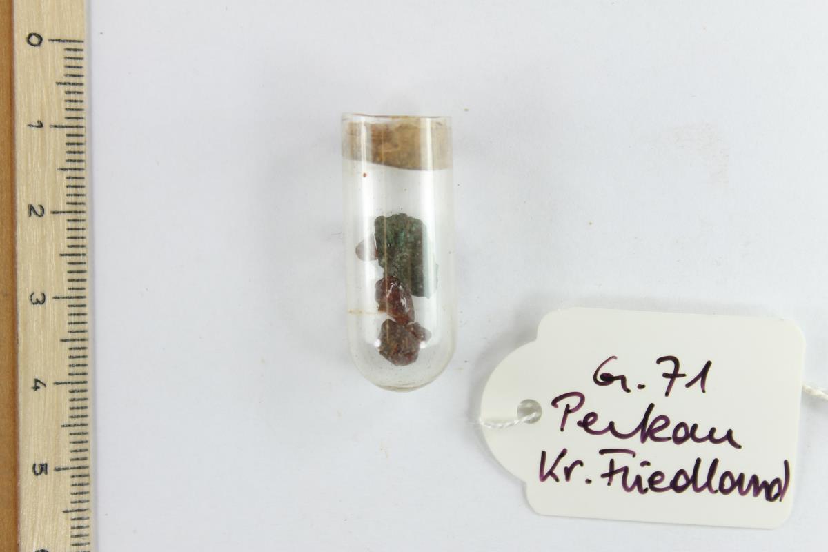 Bernsteinperle; Bronze-Fragment