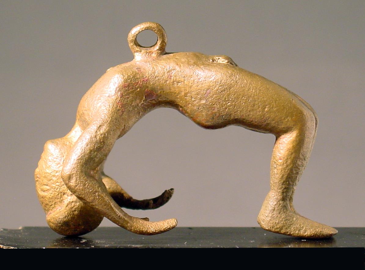 Nacktes männliches Figürchen, zurückgebogen nach Art eines Henkels, aber mit Ring zum Anhängen unter der Brust