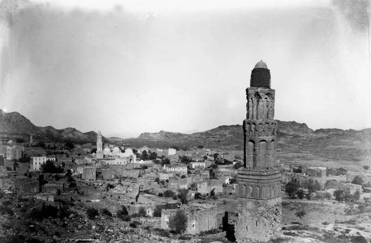 Taiz. Minaret Ishak von der östl. Stadtmauer