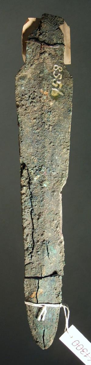 Dolchklinge mit Nägel zur Befestigung des Griffes