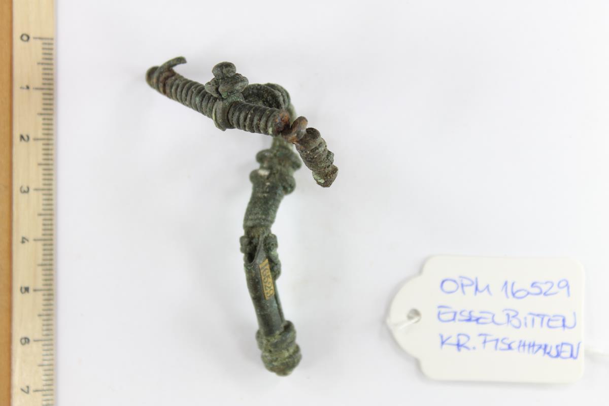 Fibel mit umgeschlagenem Fuß