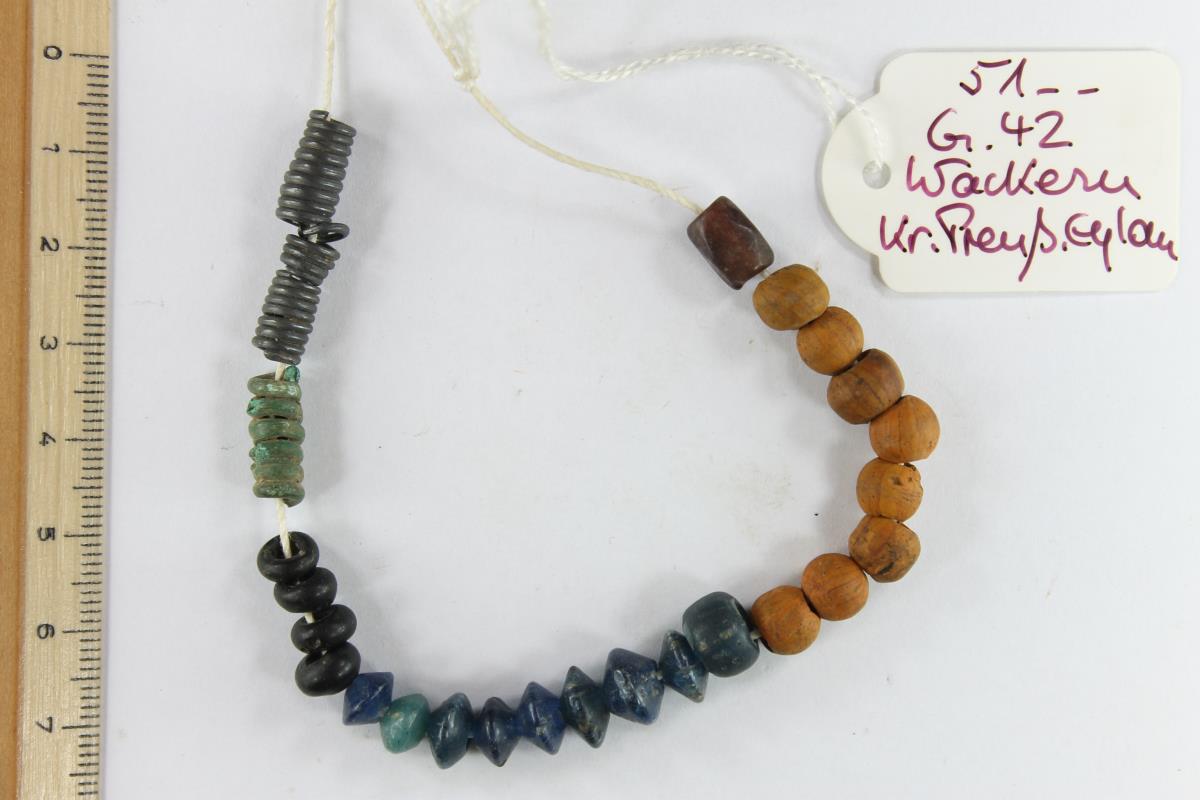 Kette aus Glasperlen, Silberspiralen und Bronzespirale