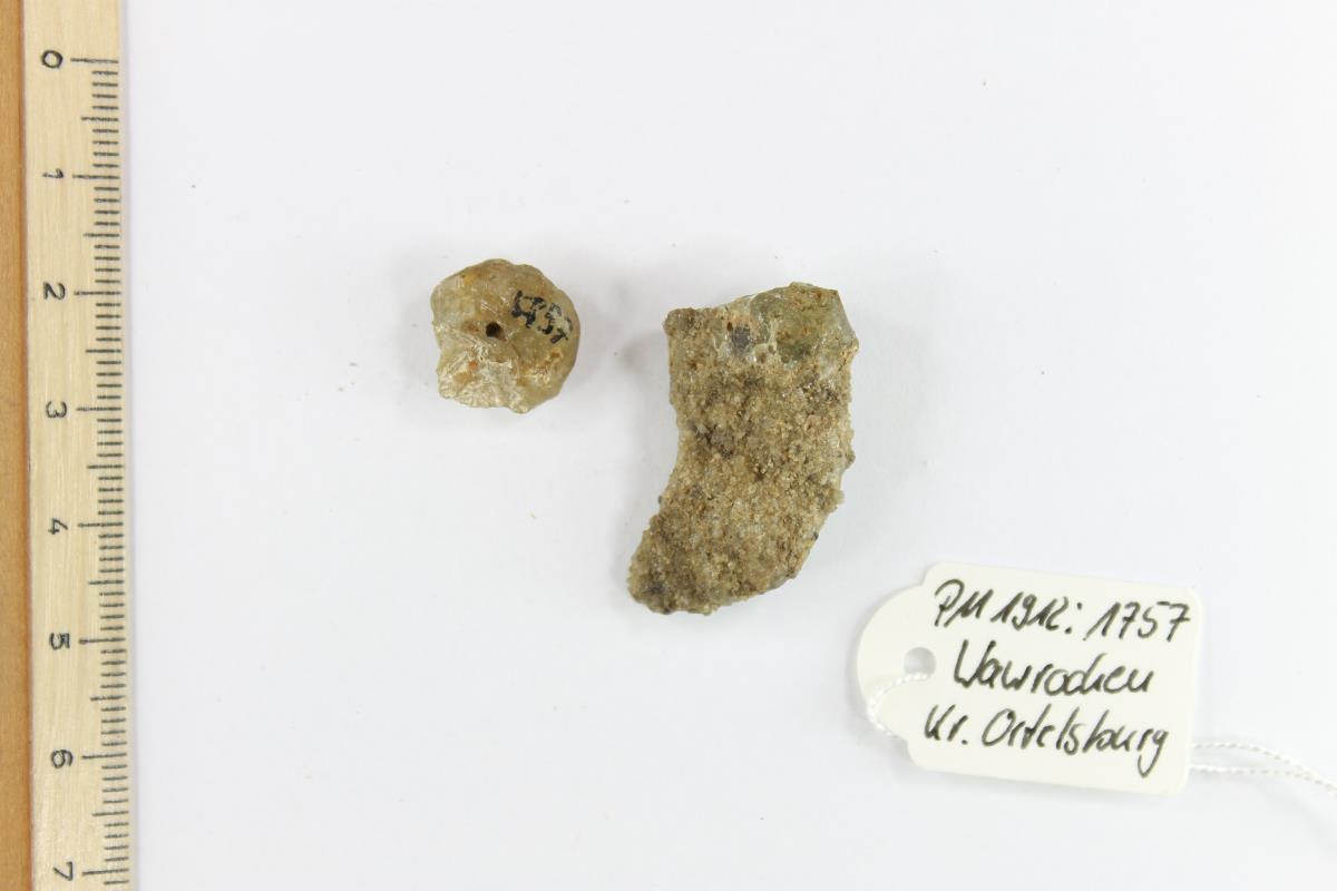 Glasperlen-Fragment mit Knochenresten