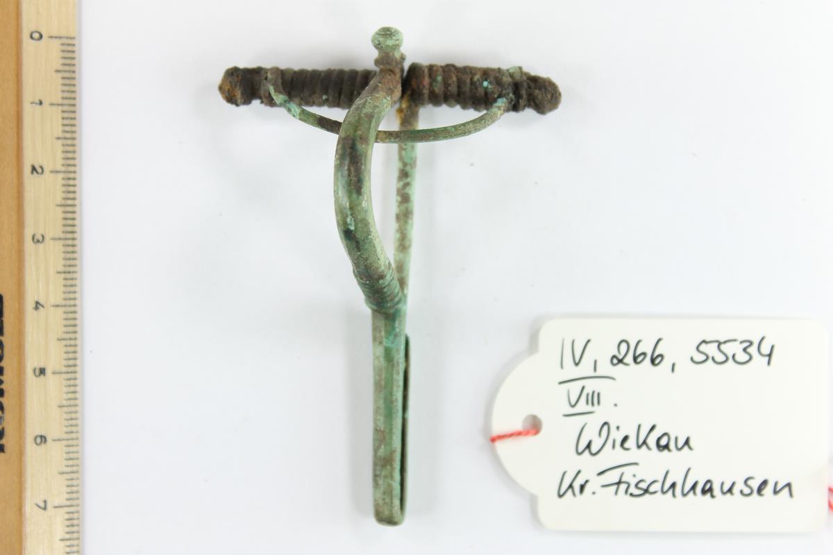 Fibel mit umgeschlagenem Fuß