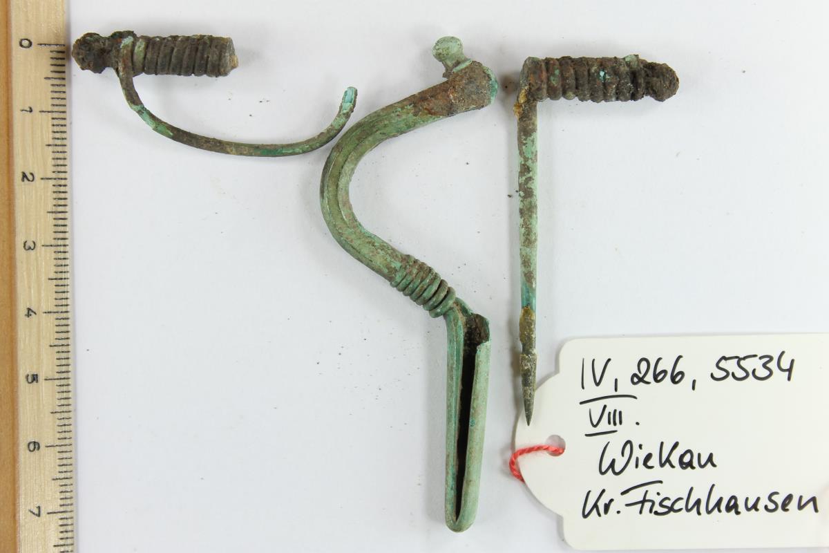 Fibel mit umgeschlagenem Fuß