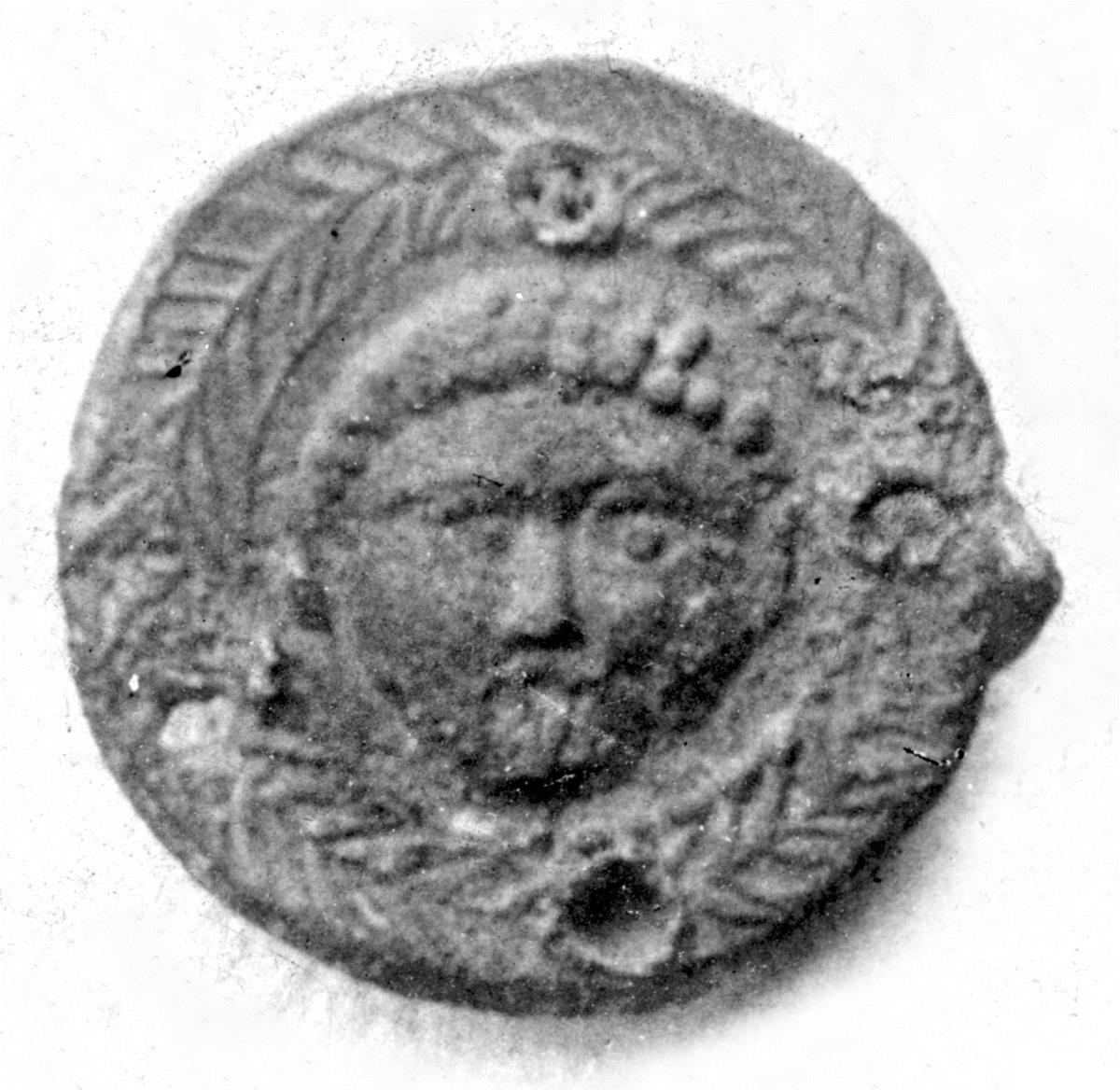 "Runde Scheibe, einen Schild darstellend, a) Innenseite mit Schildern b) Außenseite mit Gorgoneion. ..."