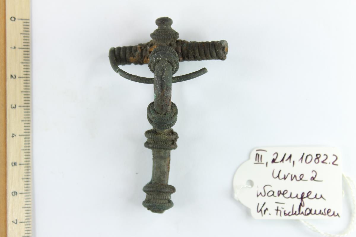 Fibel mit umgeschlagenem Fuß