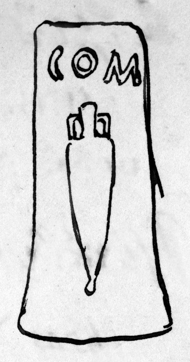 Vierseitige abgestumpfte Bleipyramide mit zwei Breit- und zwei Schmalseiten, darauf Amphora und Inschrift COM auf der einen, Palmzweig auf der anderen Seite